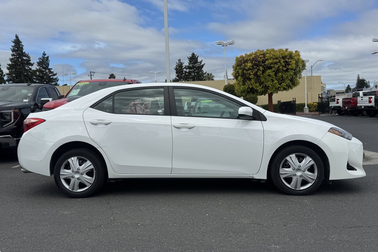 Used 2019 Toyota Corolla LE w/ Carpet Mat Package (TMS) FWD image 4