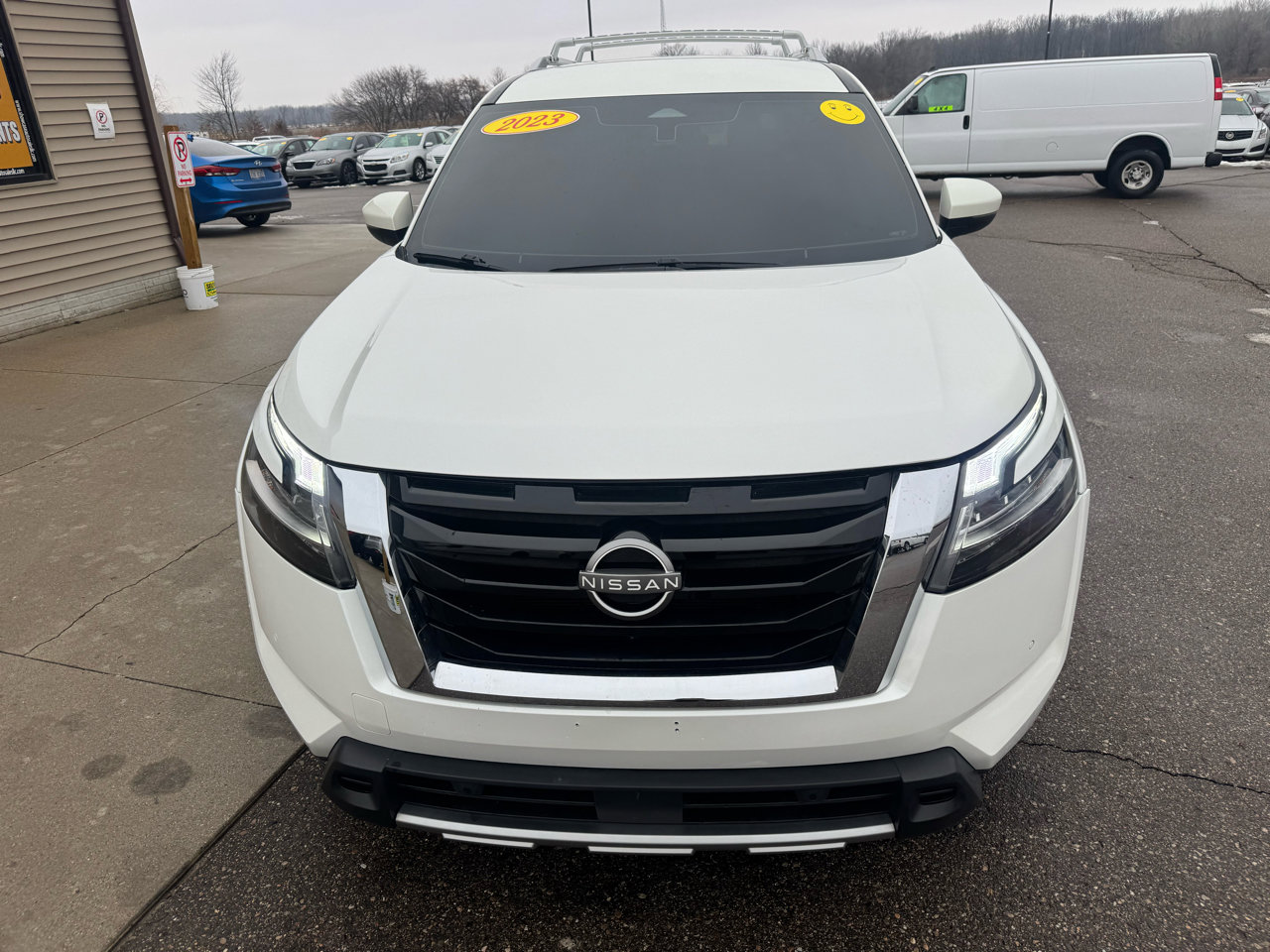 Used 2023 Nissan Pathfinder SL image 2