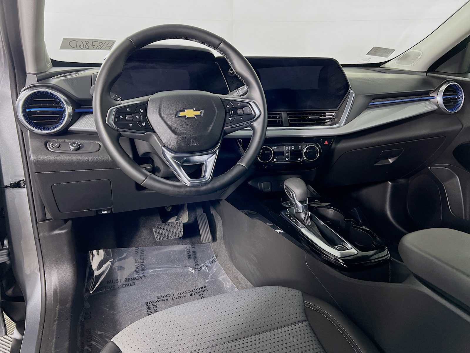 Used 2025 Chevrolet Trax LT w/ LT Convenience Package image 9