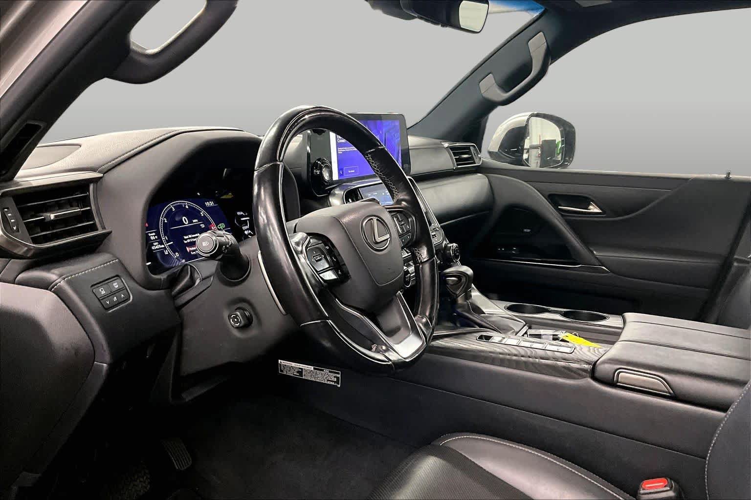 Used 2022 Lexus LX 600 4WD w/ Luxury Package image 17