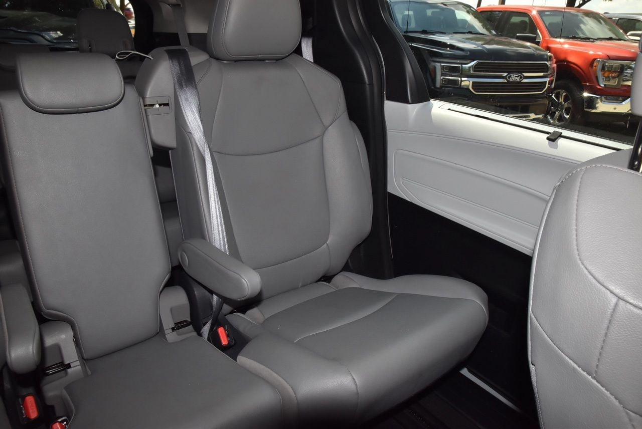 Used 2025 Toyota Sienna XLE FWD image 23