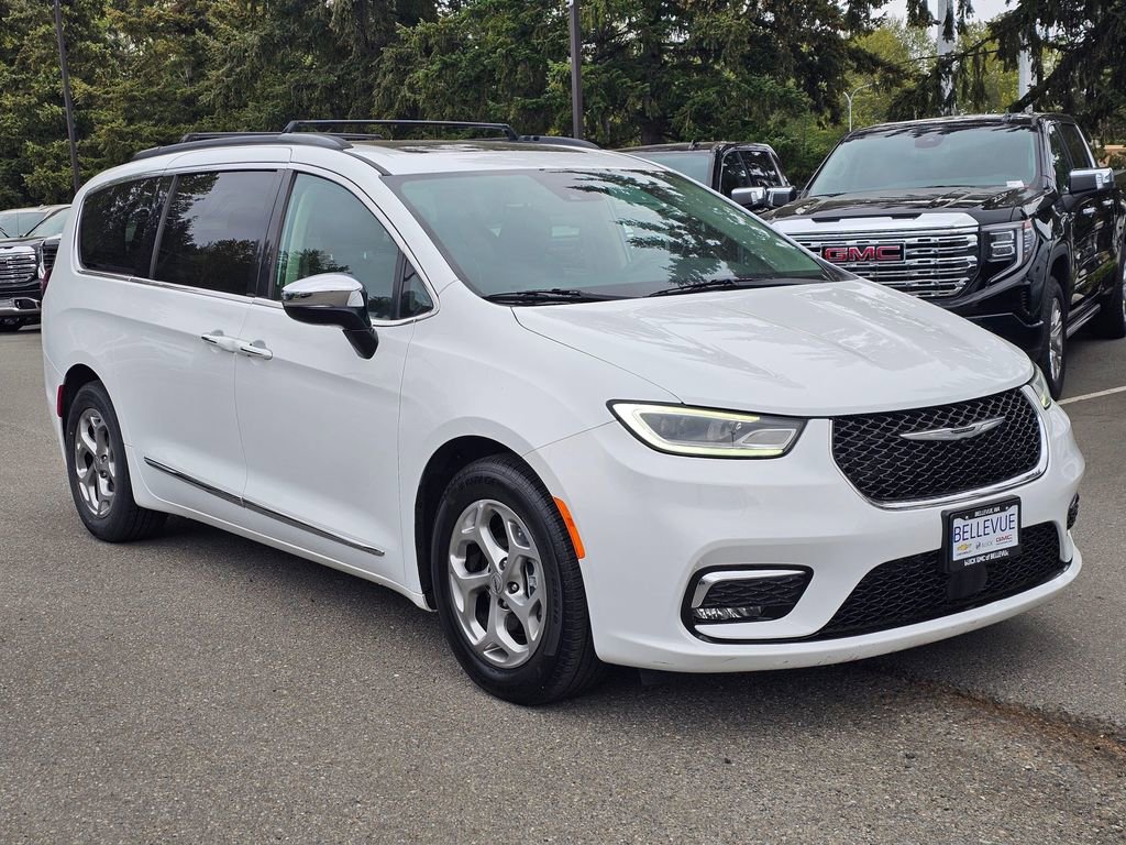 Used 2023 Chrysler Pacifica Limited FWD image 7
