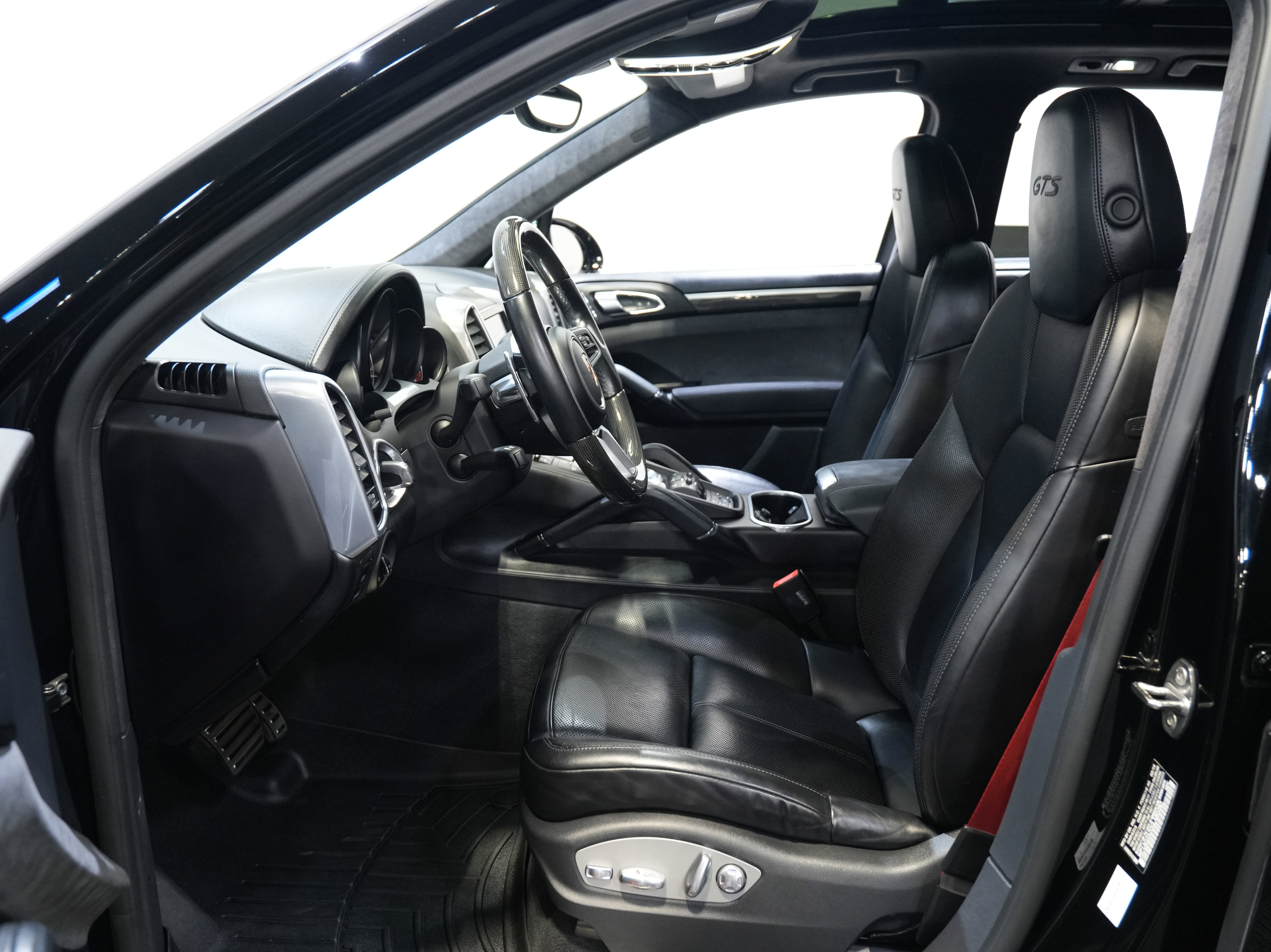 Used 2016 Porsche Cayenne GTS image 31