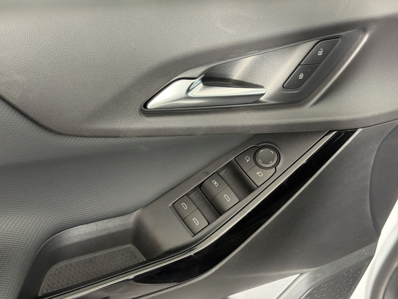 New 2027 Chevrolet Equinox LT w/ Safety and Technology Package FWD image 15