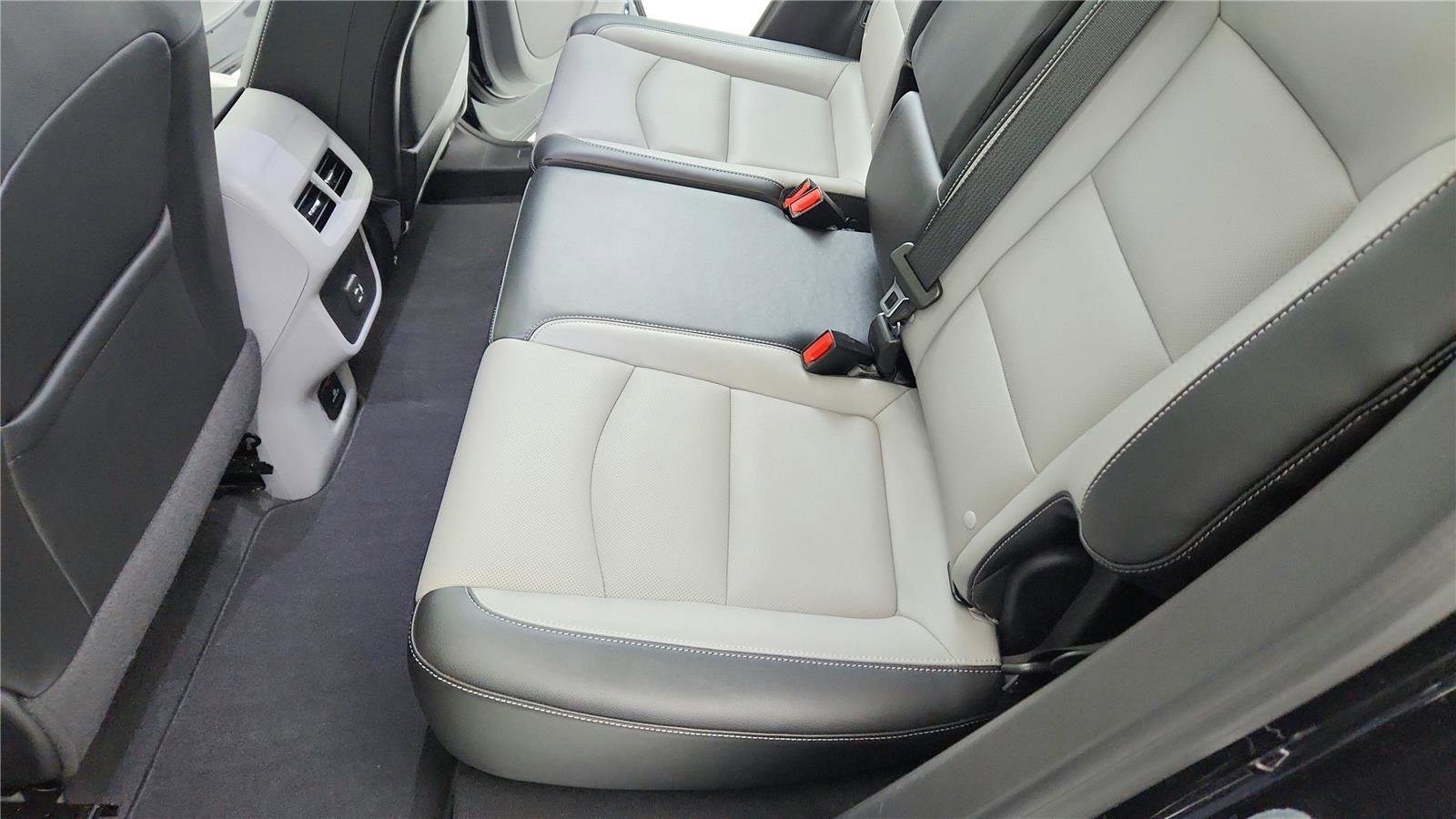 Used 2024 GMC Terrain SLT AWD/4WD image 14