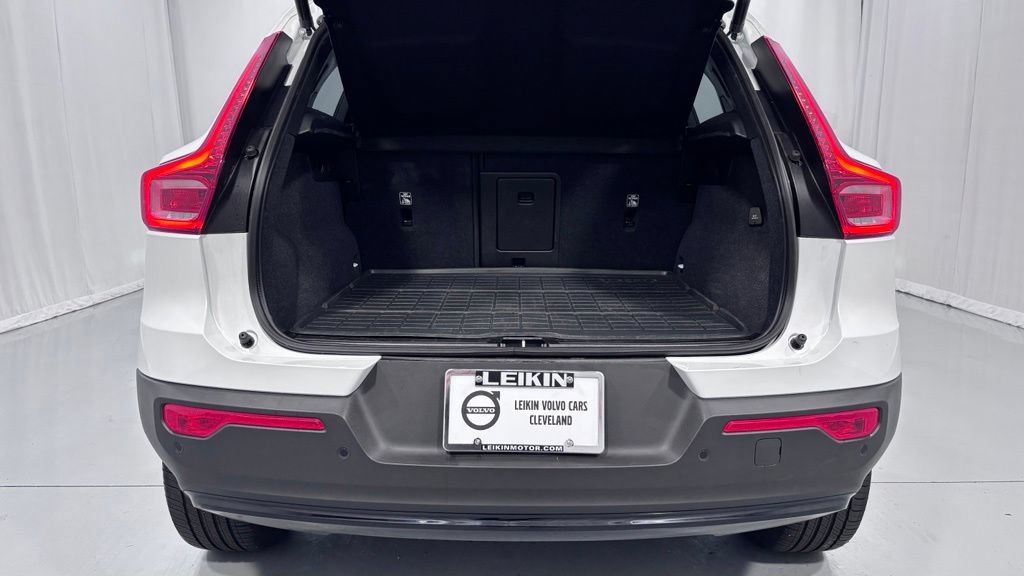Certified 2026 Volvo XC40 B5 Plus AWD/4WD image 28