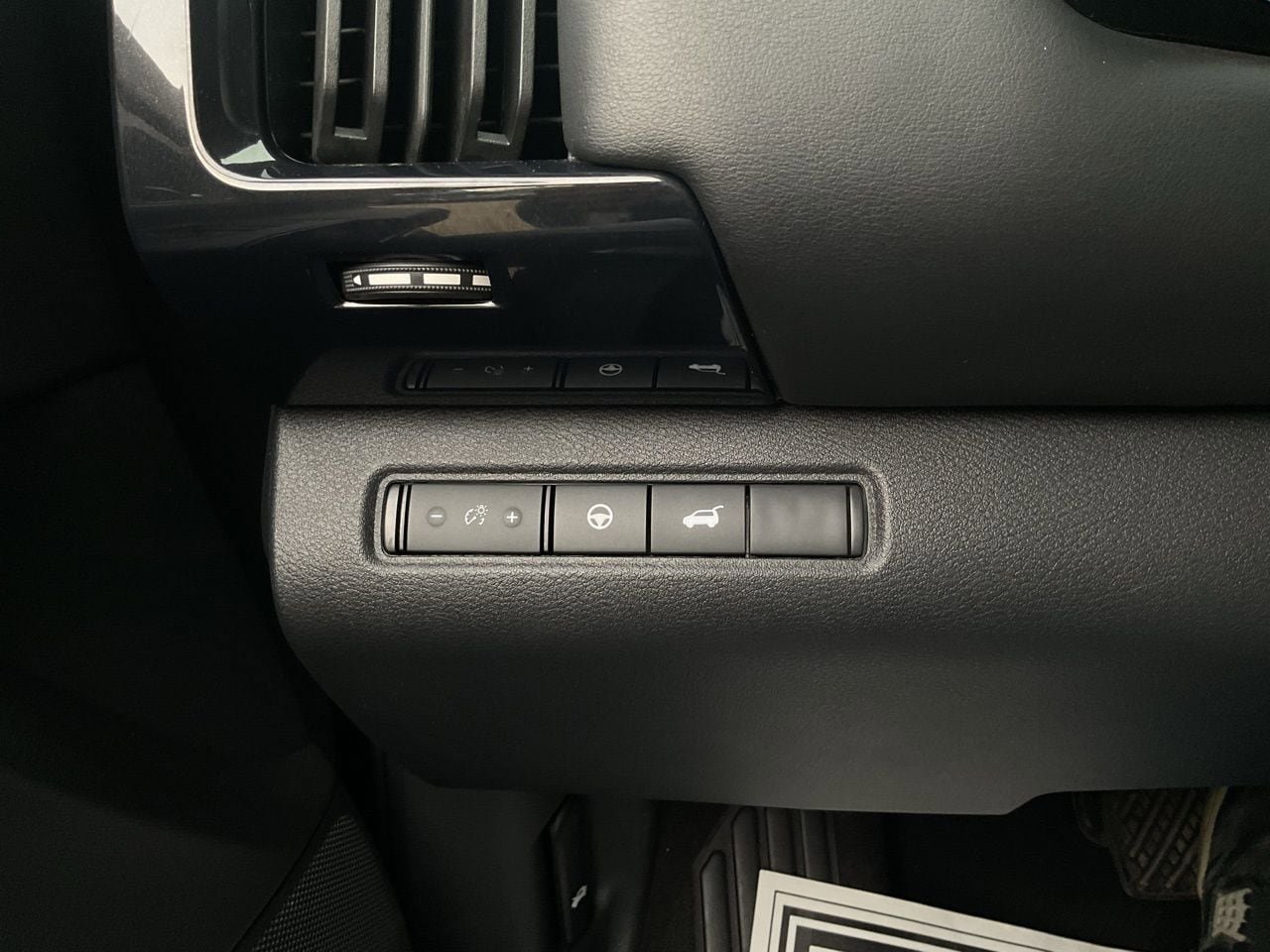 Used 2025 Nissan Pathfinder SV FWD image 23
