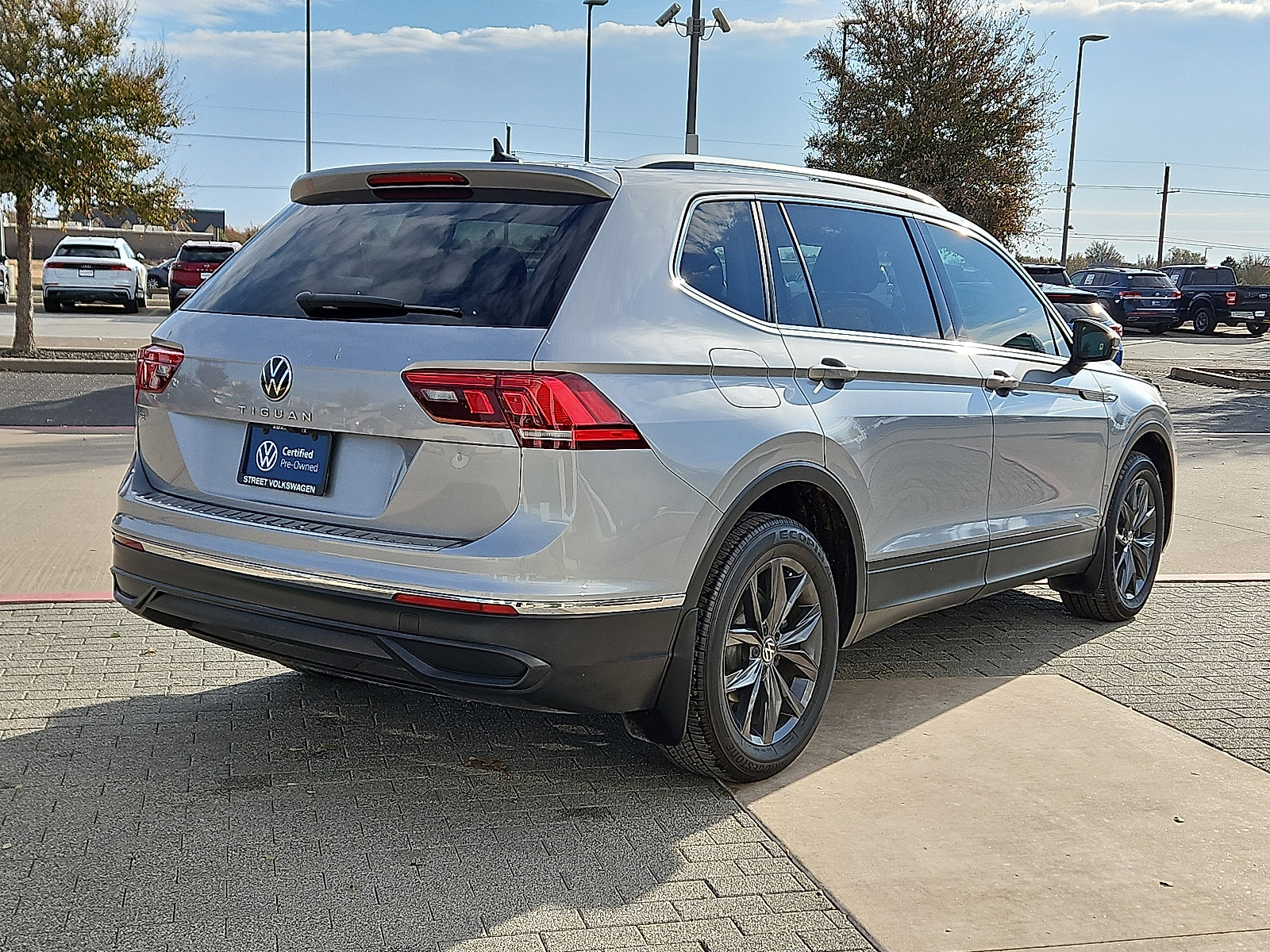 Certified 2023 Volkswagen Tiguan SE w/ Panoramic Sunroof Package image 3