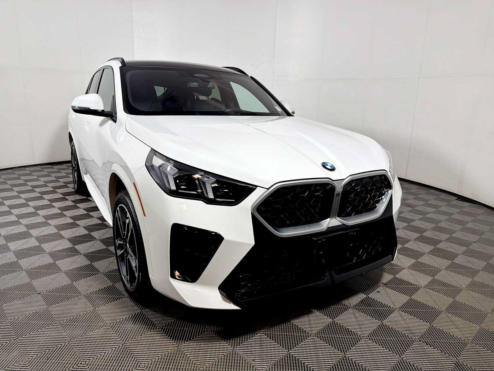 Used 2026 BMW X2 xDrive28i w/ M Sport Package AWD/4WD image 2