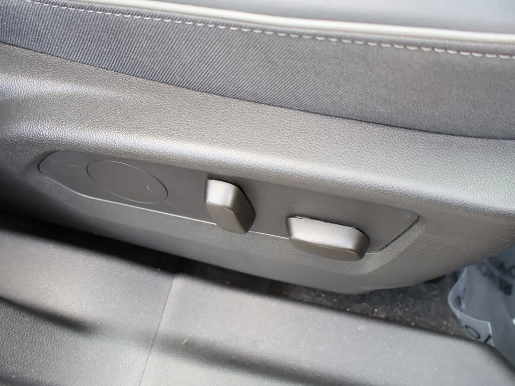 Used 2023 Buick Envision Avenir image 37