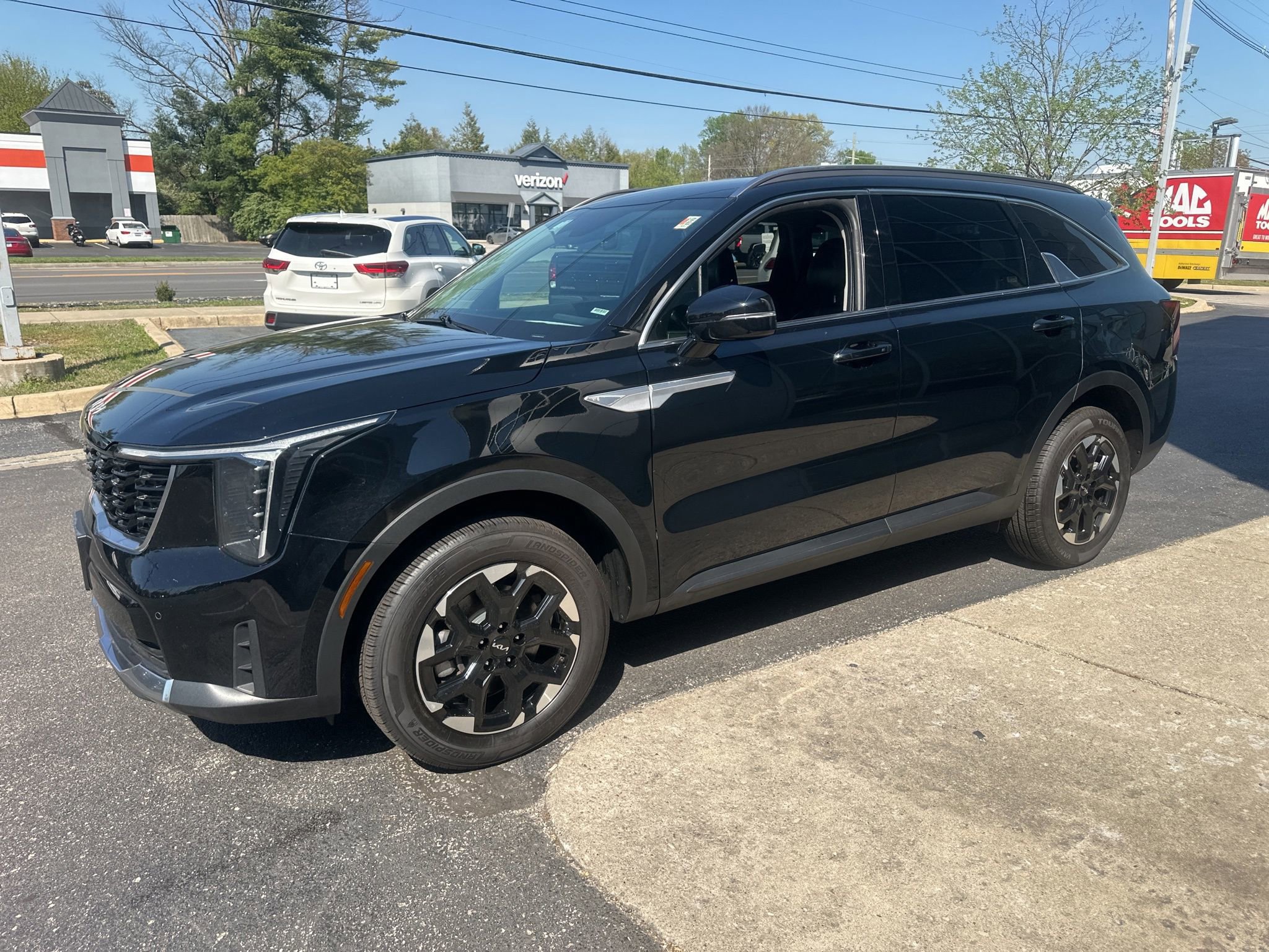 Used 2024 Kia Sorento S image 9