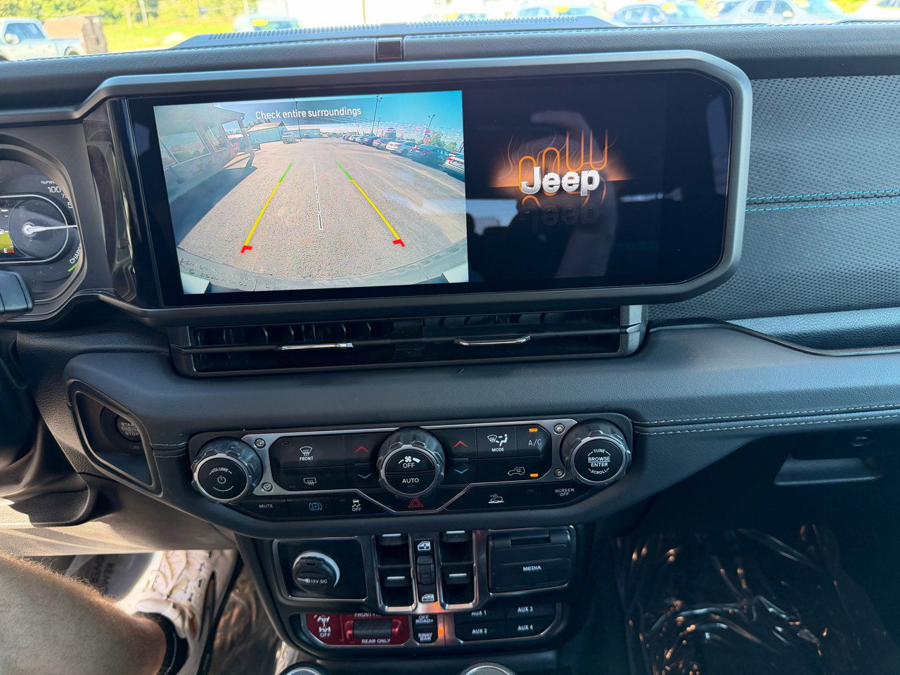 Used 2024 Jeep Wrangler Unlimited Rubicon 4xe image 28