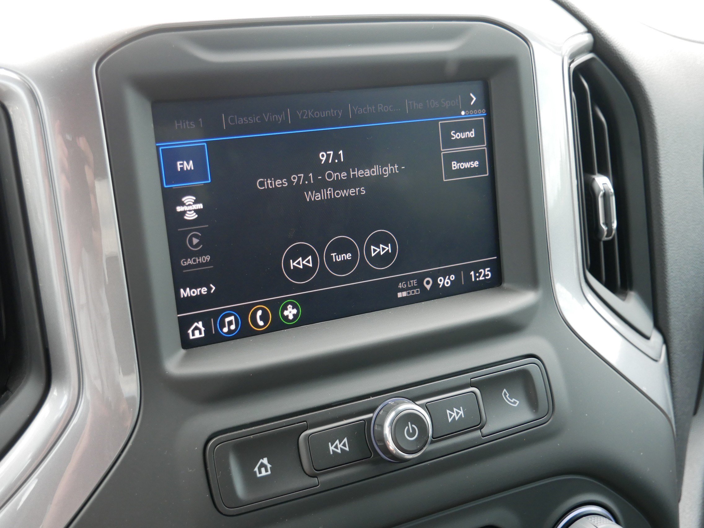 Used 2024 Chevrolet Silverado 1500 Custom Trail Boss w/ Turbomax Blackout Package AWD/4WD image 21