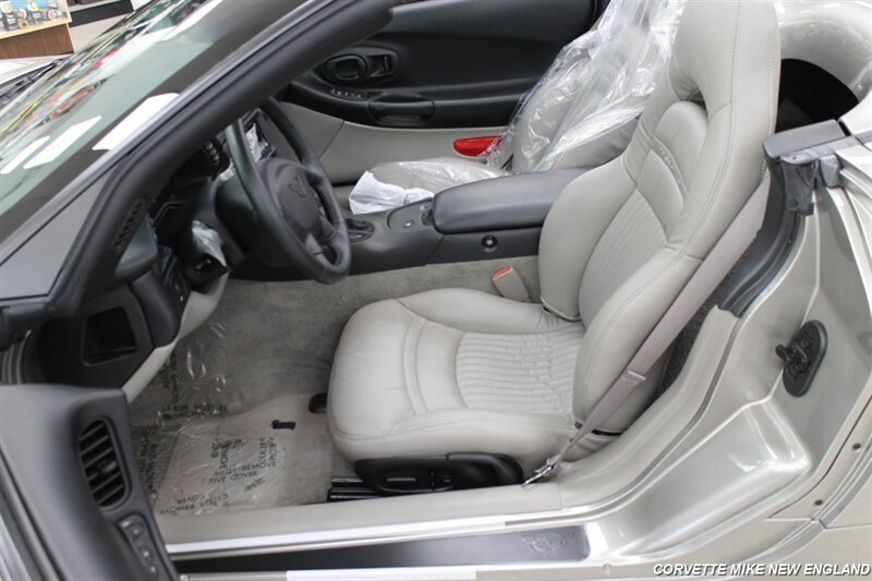 Used 2000 Chevrolet Corvette Convertible w/ Performance Handling Pkg RWD image 35
