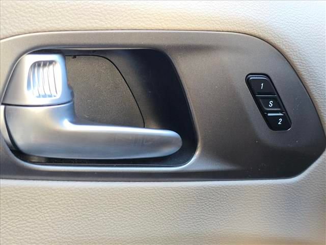 Used 2023 Chrysler Pacifica Touring-L FWD image 24