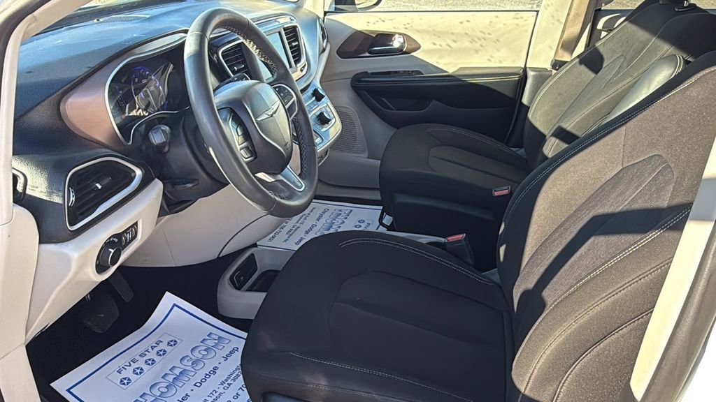 Used 2022 Chrysler Voyager LX image 27