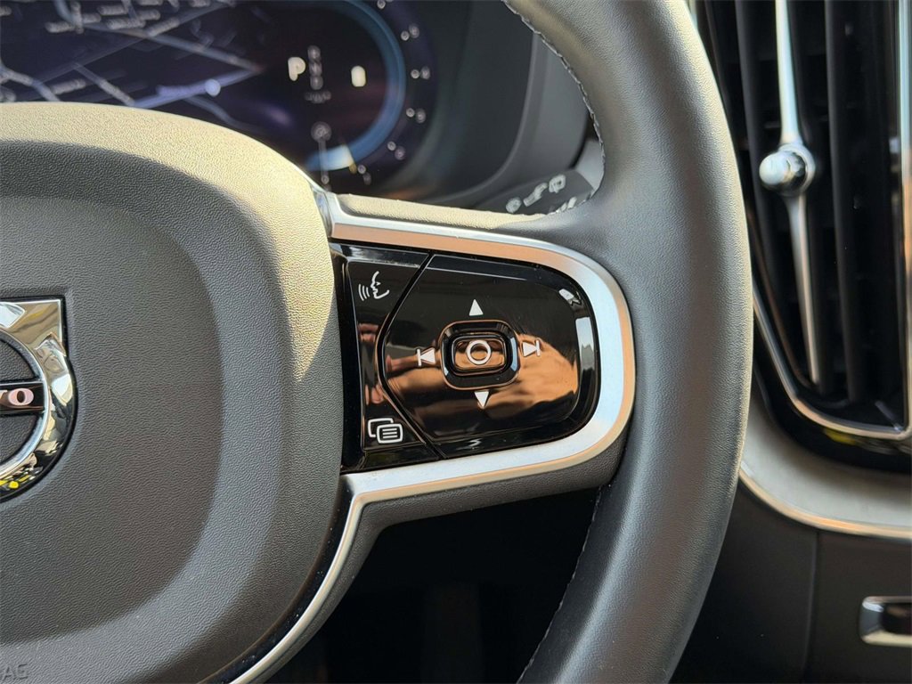 Used 2025 Volvo XC60 B5 Plus image 10