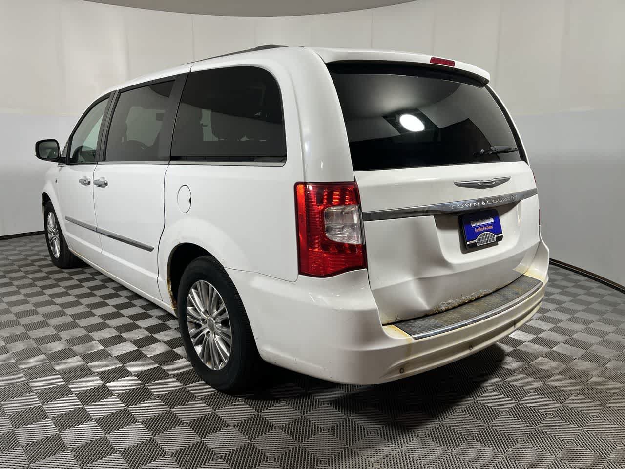 Used 2014 Chrysler Town & Country Touring-L FWD image 6