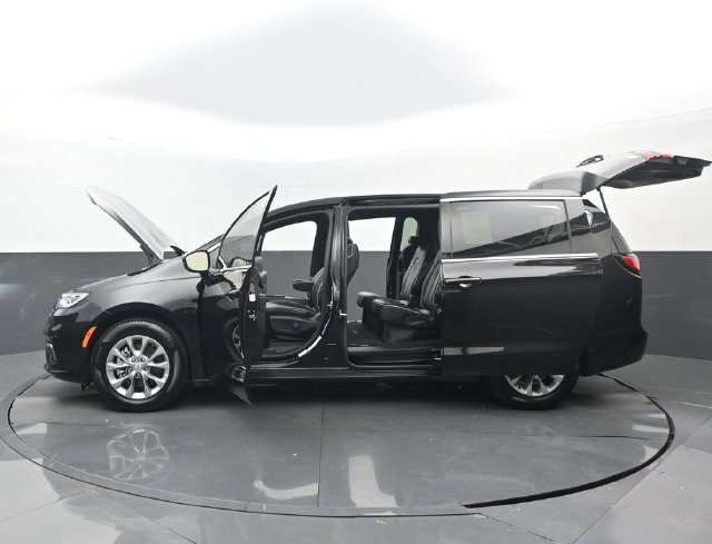 Used 2026 Chrysler Pacifica Limited FWD image 33