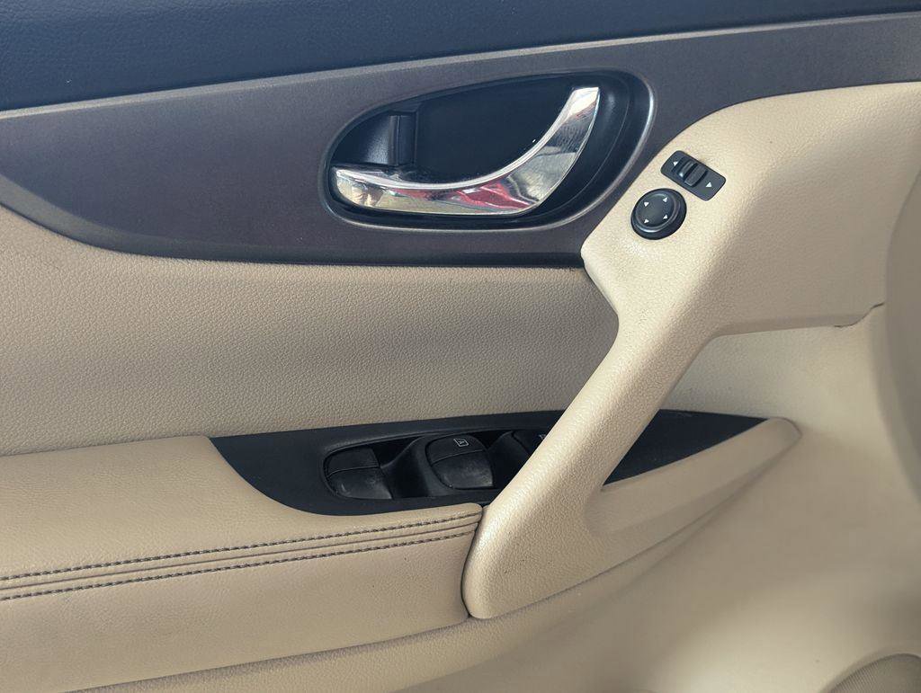 Used 2016 Nissan Rogue SV image 15