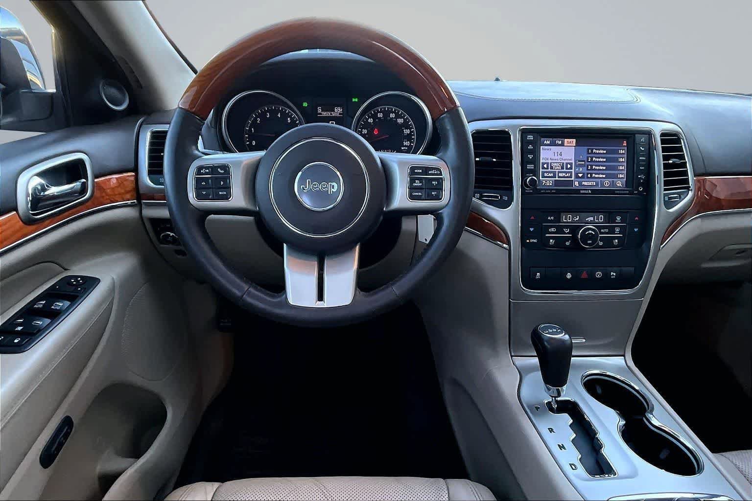 Used 2013 Jeep Grand Cherokee Overland w/ Advance Technology Group AWD/4WD image 15