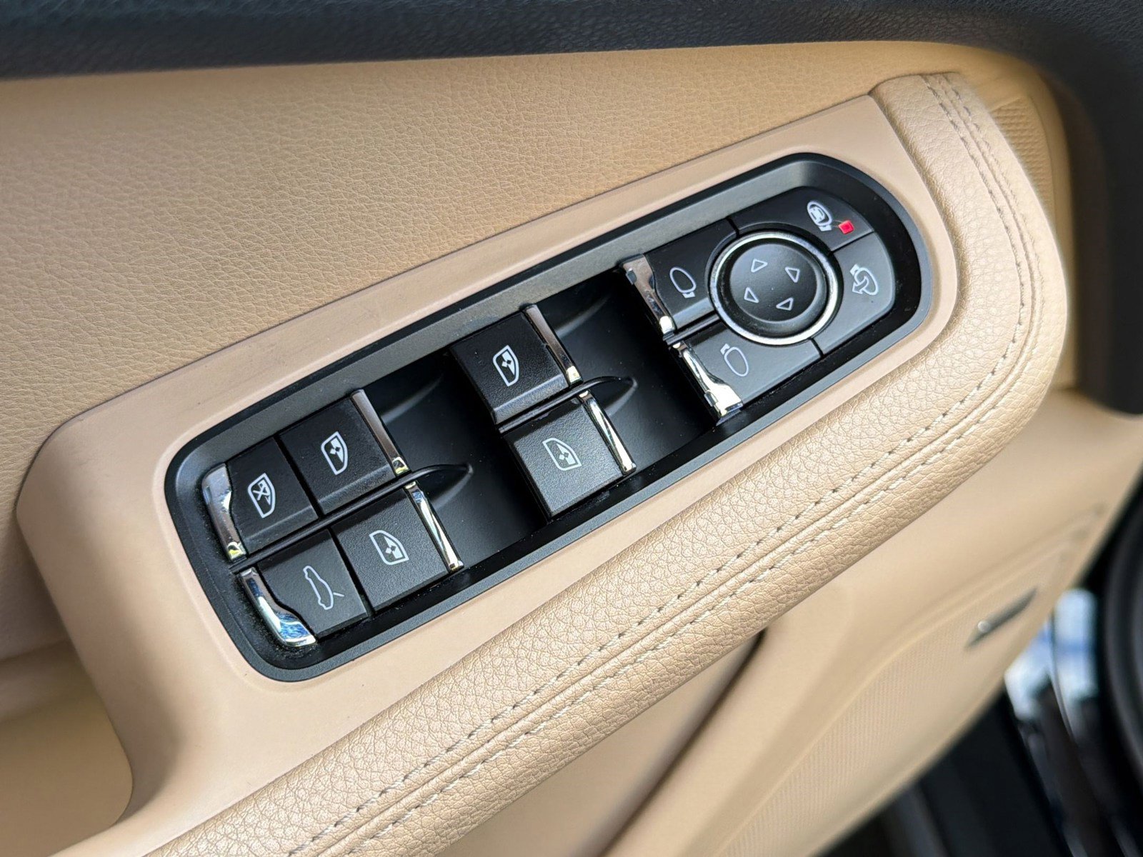 Used 2020 Porsche Macan AWD/4WD image 22