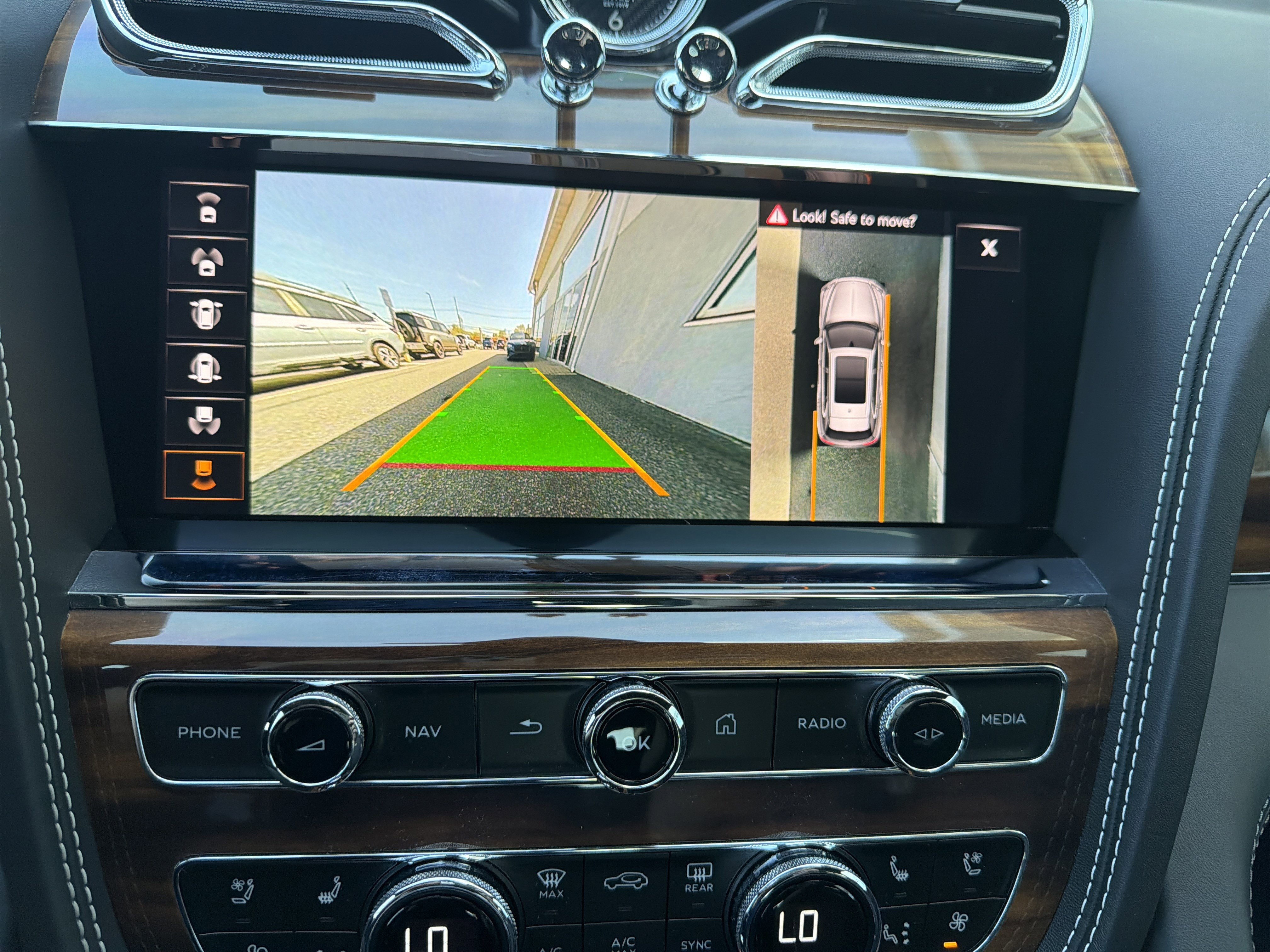 Used 2021 Bentley Bentayga AWD/4WD image 23