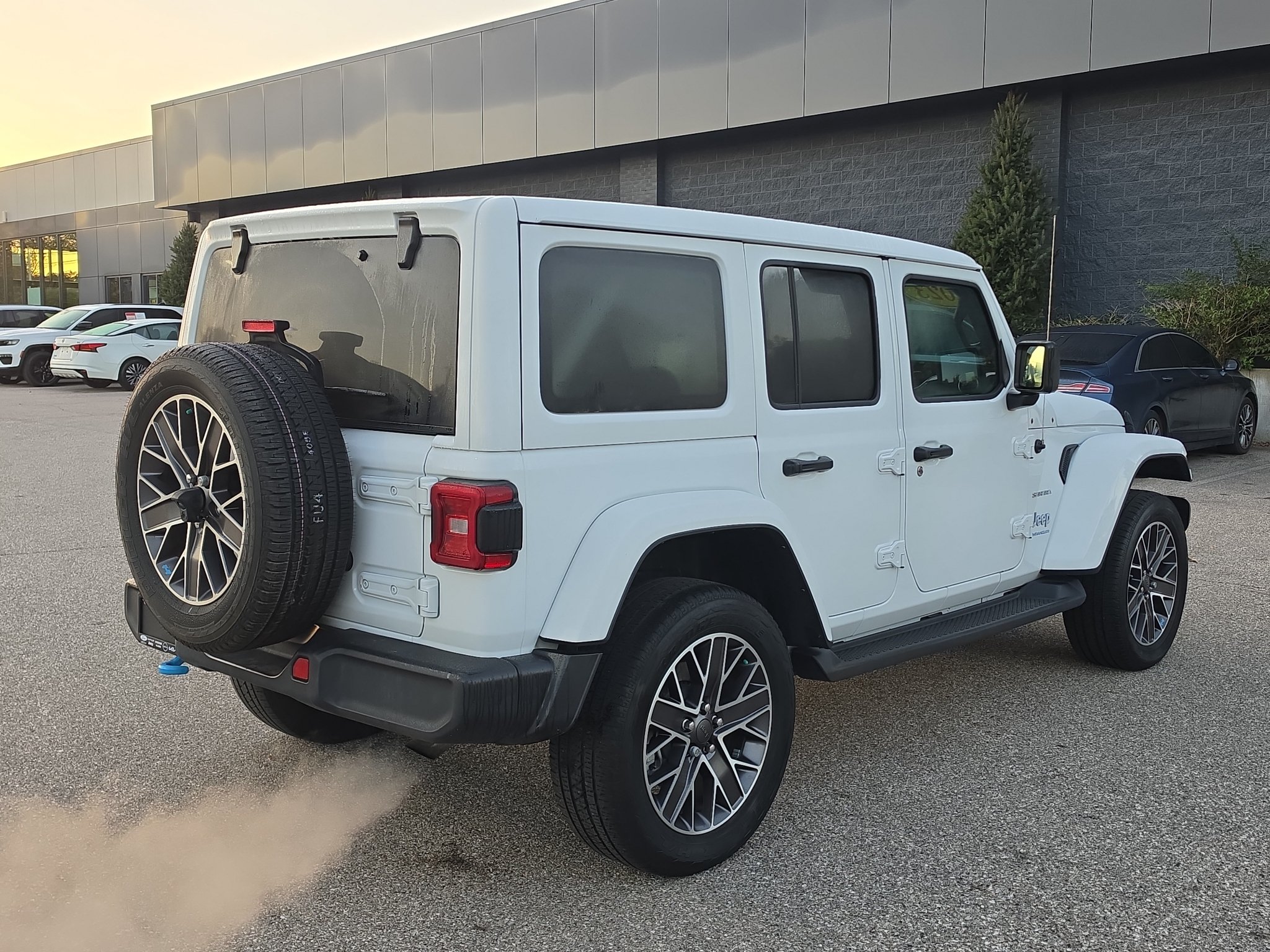 Used 2023 Jeep Wrangler Unlimited Sahara w/ Cold Weather Group AWD/4WD image 7