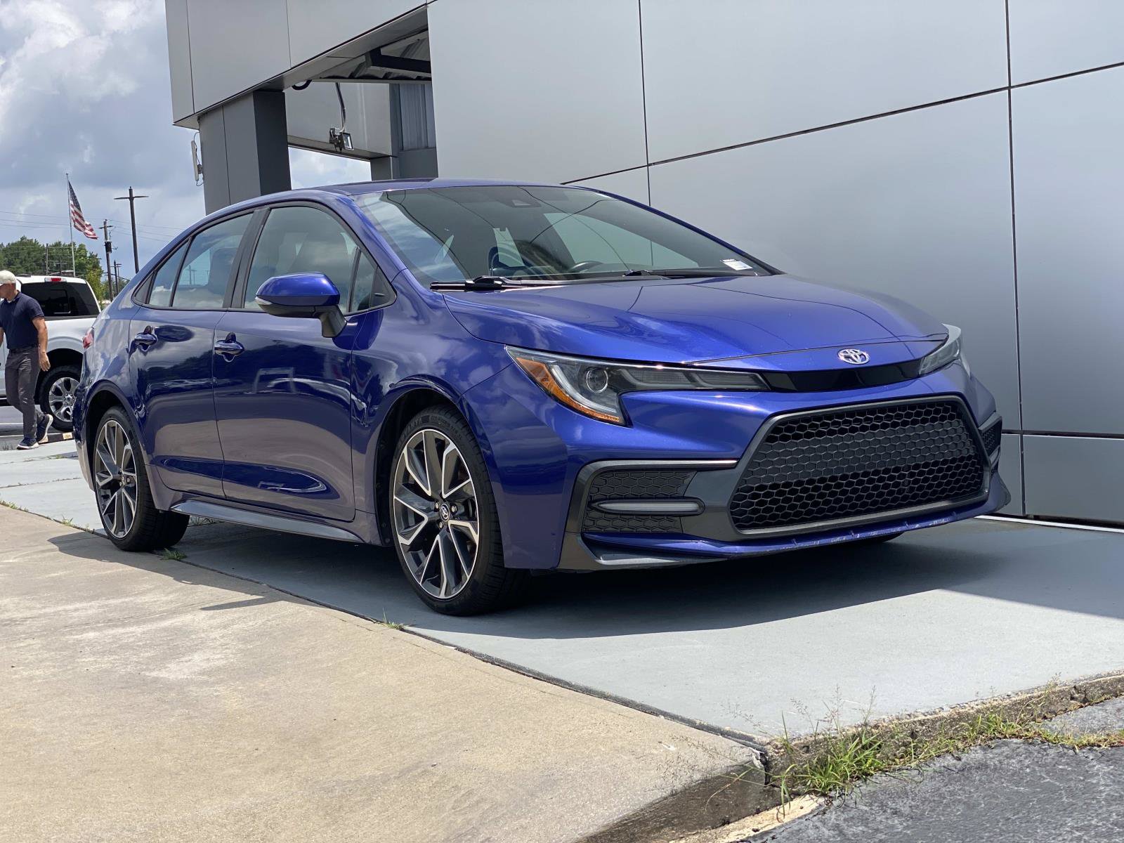 Used 2021 Toyota Corolla SE FWD image 2