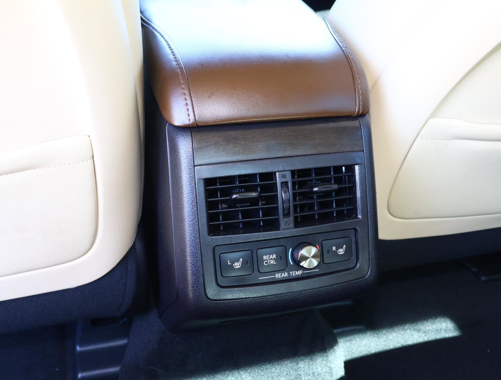 Used 2016 Toyota Avalon Limited w/ Toyota Safety Sense Package image 13