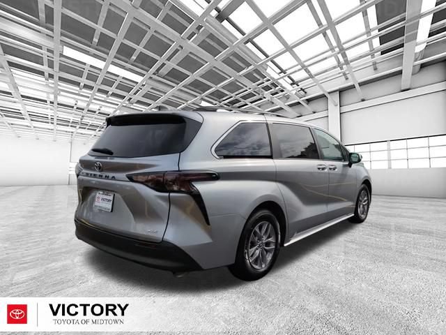 Certified 2025 Toyota Sienna XLE FWD image 4