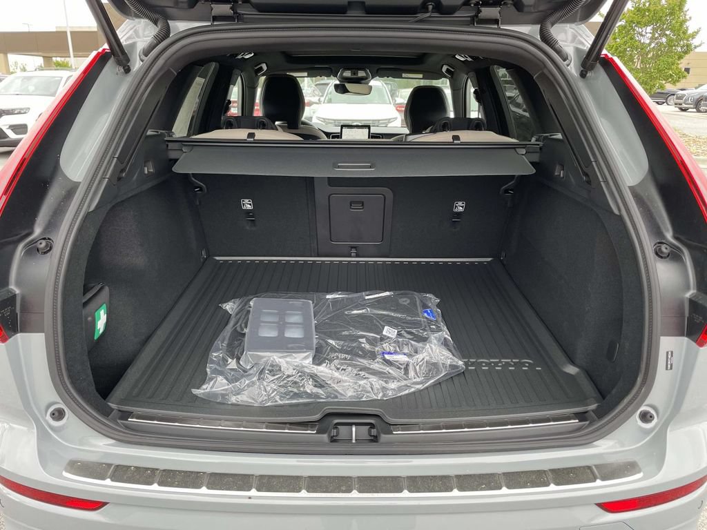New 2026 Volvo XC60 B5 Plus w/ Protection Package Premier AWD/4WD image 31
