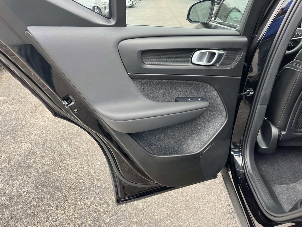 Used 2025 Volvo XC40 B5 Plus w/ Protection Package Premier image 18