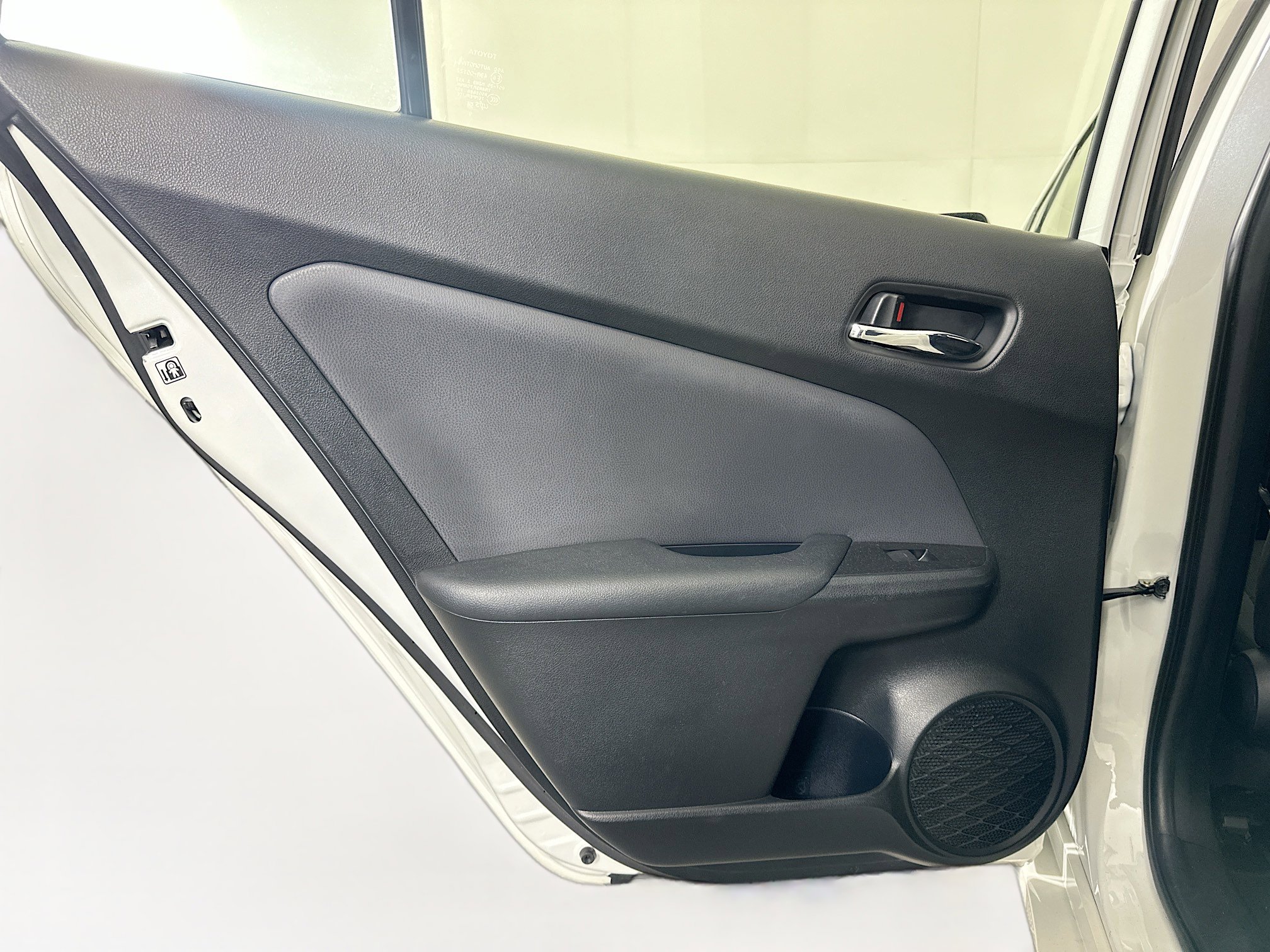 Used 2019 Toyota Prius L Eco w/ Carpet Mat Package FWD image 24