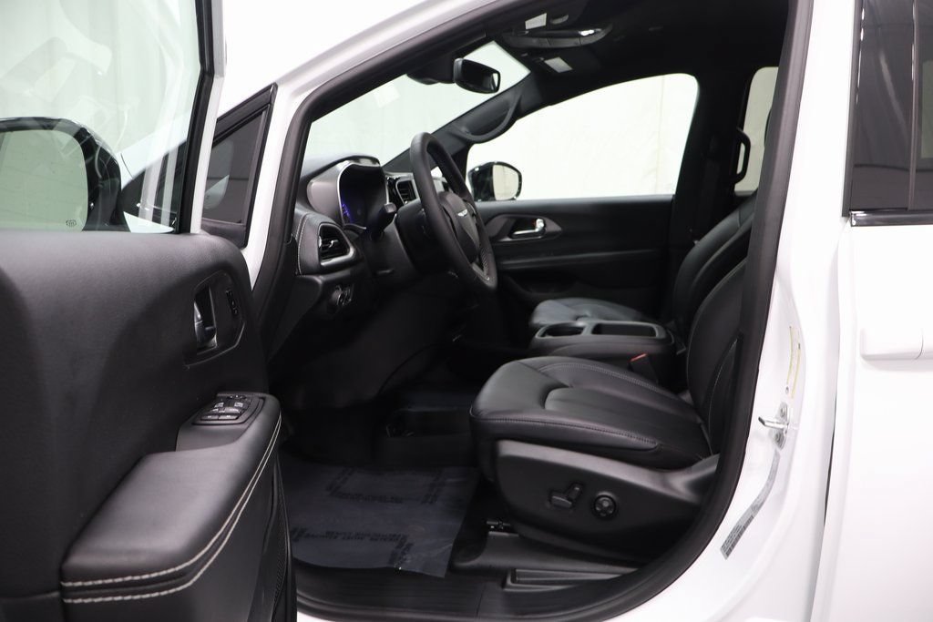 New 2026 Chrysler Pacifica Select w/ S Appearance Package FWD image 10