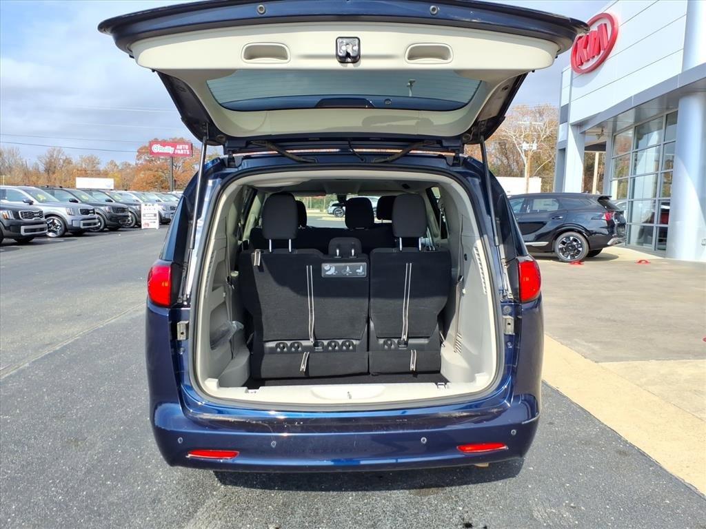 Used 2020 Chrysler Voyager L image 6