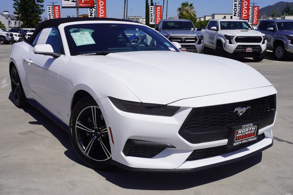 Used 2025 Ford Mustang Convertible RWD image 2
