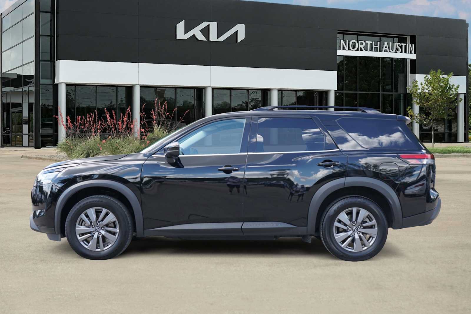 Used 2024 Nissan Pathfinder SV FWD image 3