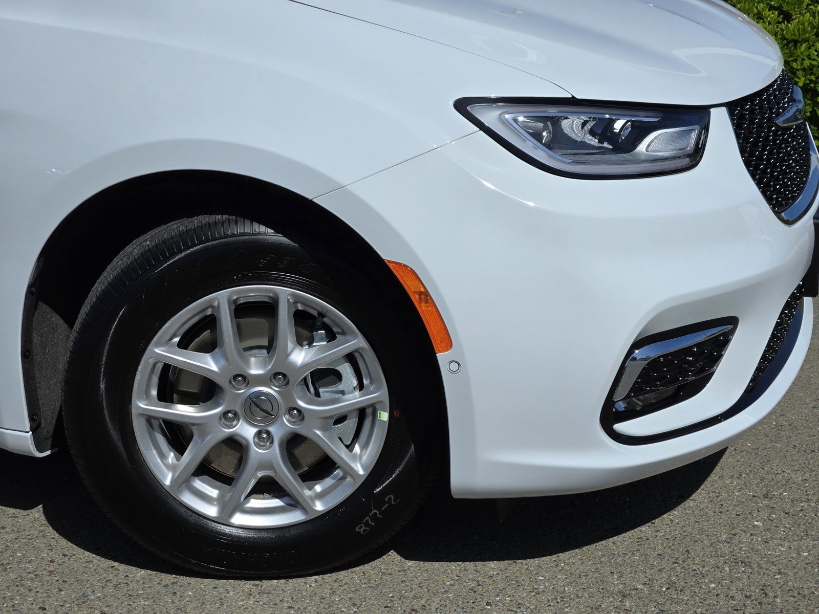 New 2025 Chrysler Pacifica Select w/ Uconnect Theater Family Group image 3