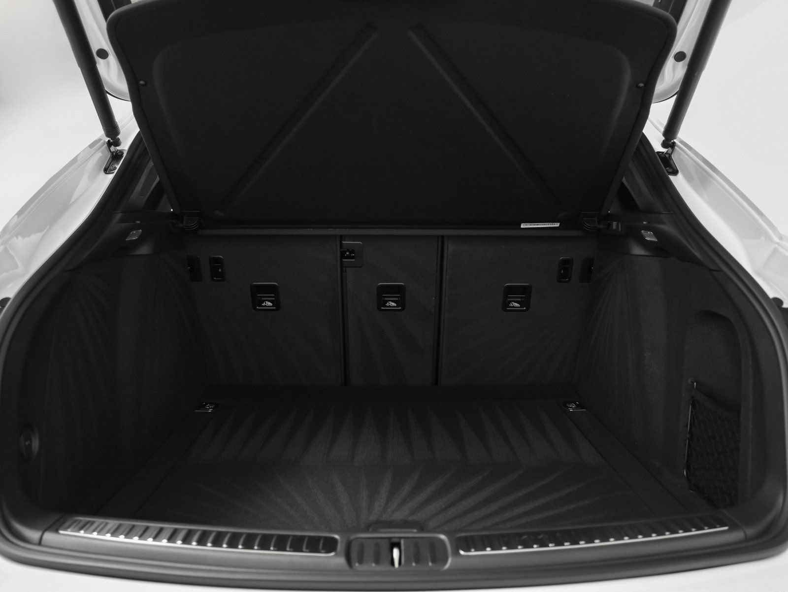 Certified 2025 Porsche Macan AWD/4WD image 17