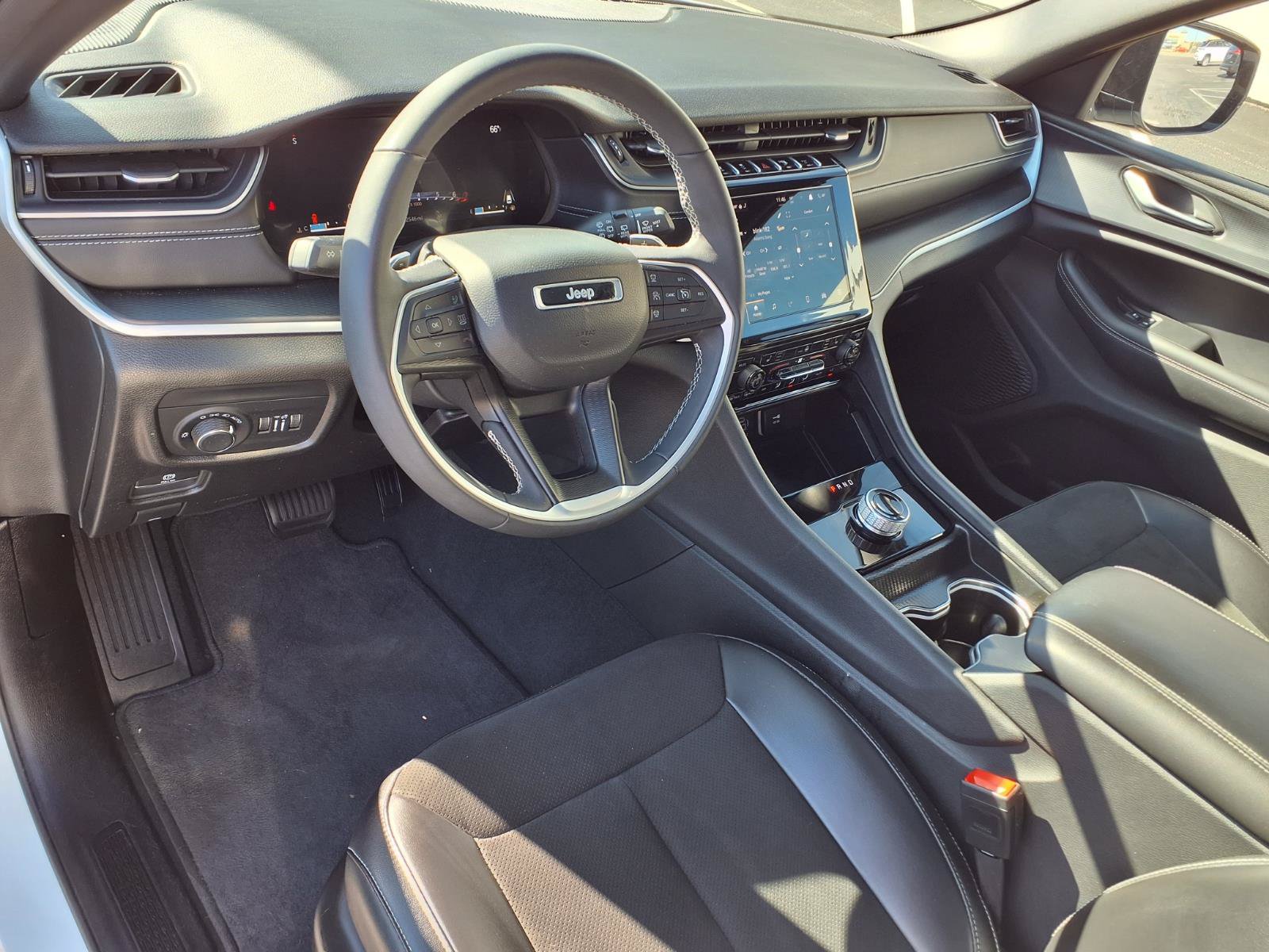 Used 2024 Jeep Grand Cherokee Altitude AWD/4WD image 19