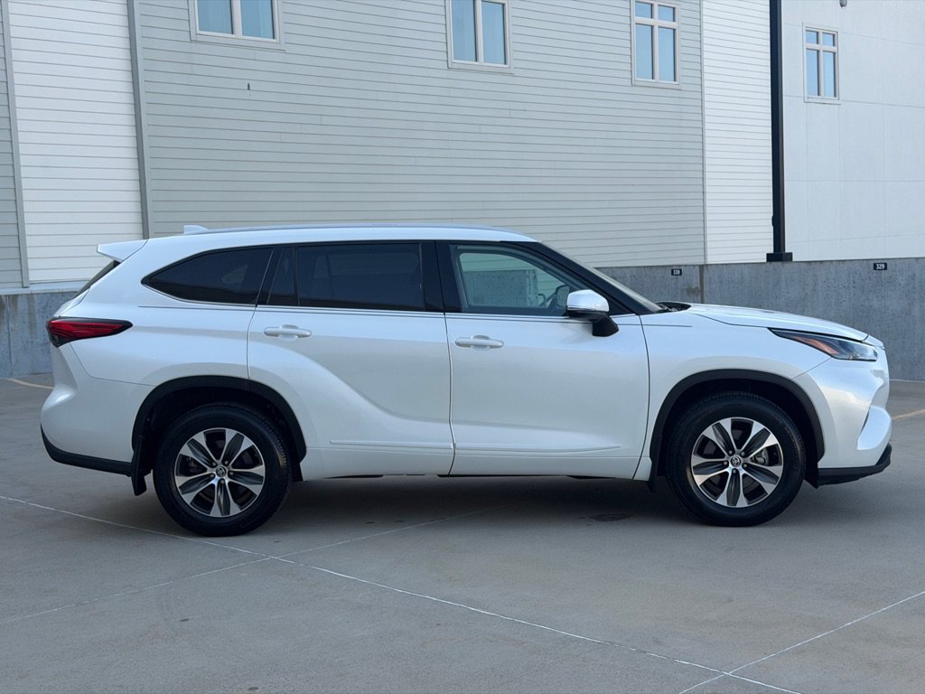 Used 2022 Toyota Highlander XLE AWD/4WD image 2