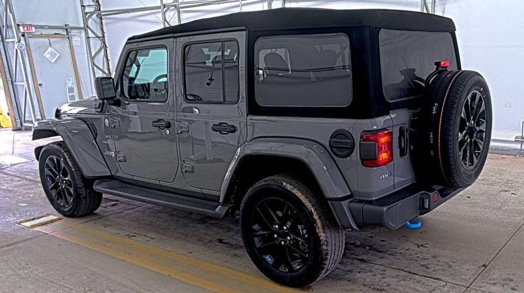 Used 2023 Jeep Wrangler Unlimited Sahara w/ Cold Weather Group AWD/4WD image 4