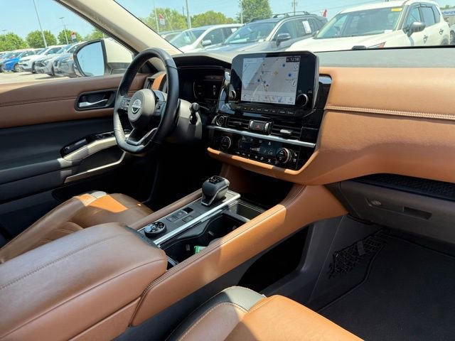 Used 2023 Nissan Pathfinder Platinum w/ Cargo Package AWD/4WD image 18