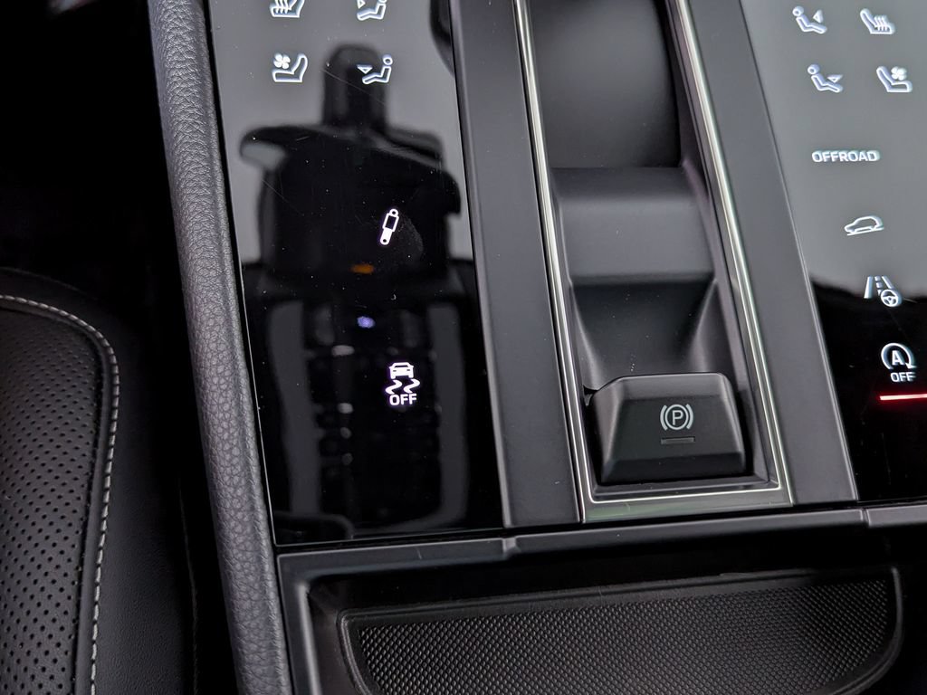 Used 2025 Porsche Macan AWD/4WD image 26