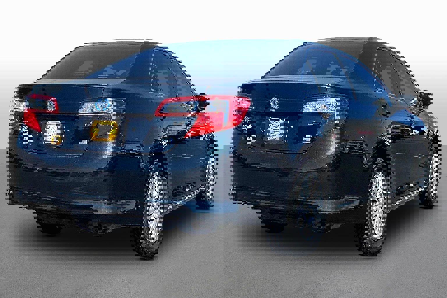 Used 2014 Toyota Camry LE image 2