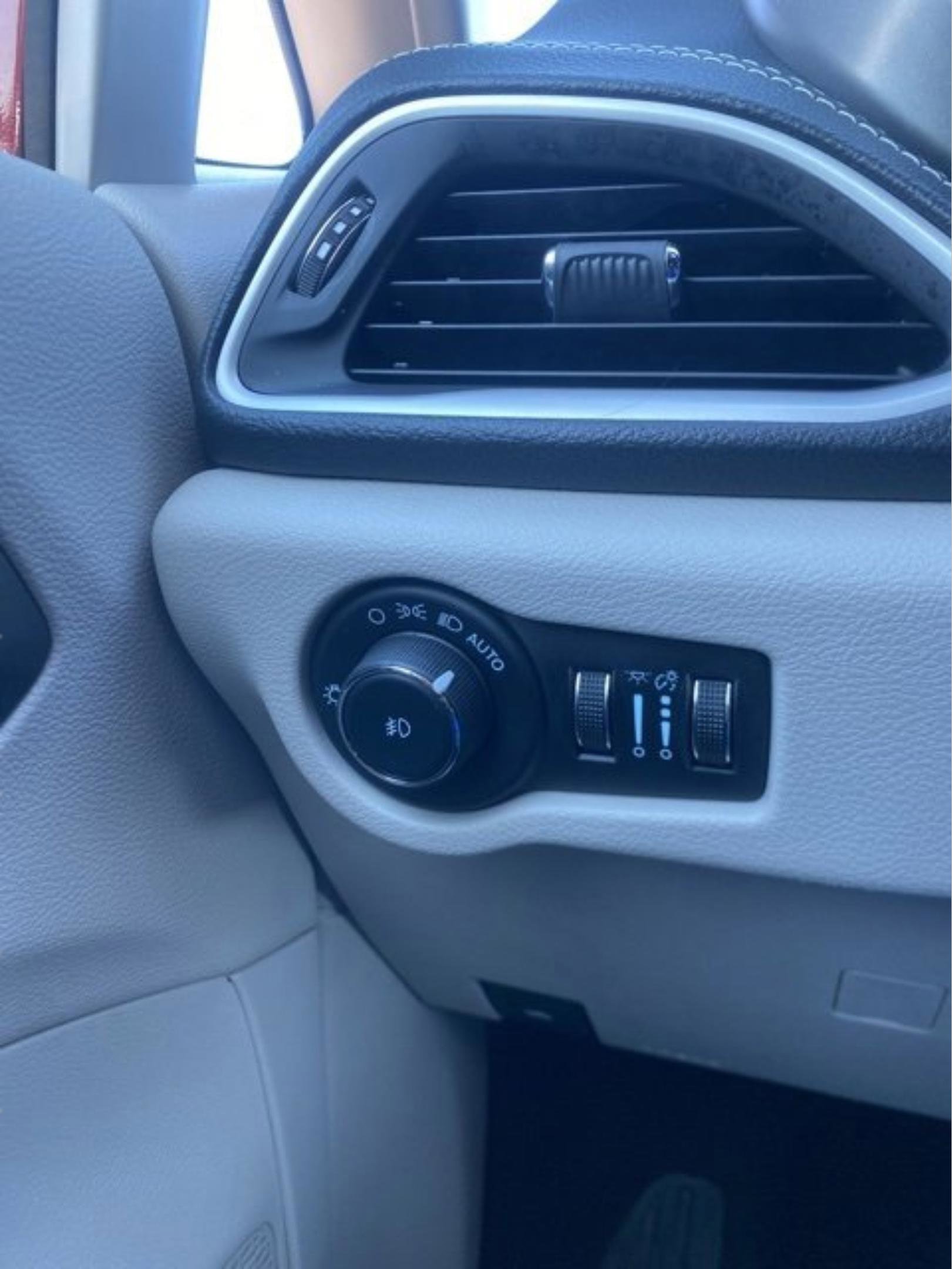 Used 2023 Chrysler Pacifica Touring-L image 16