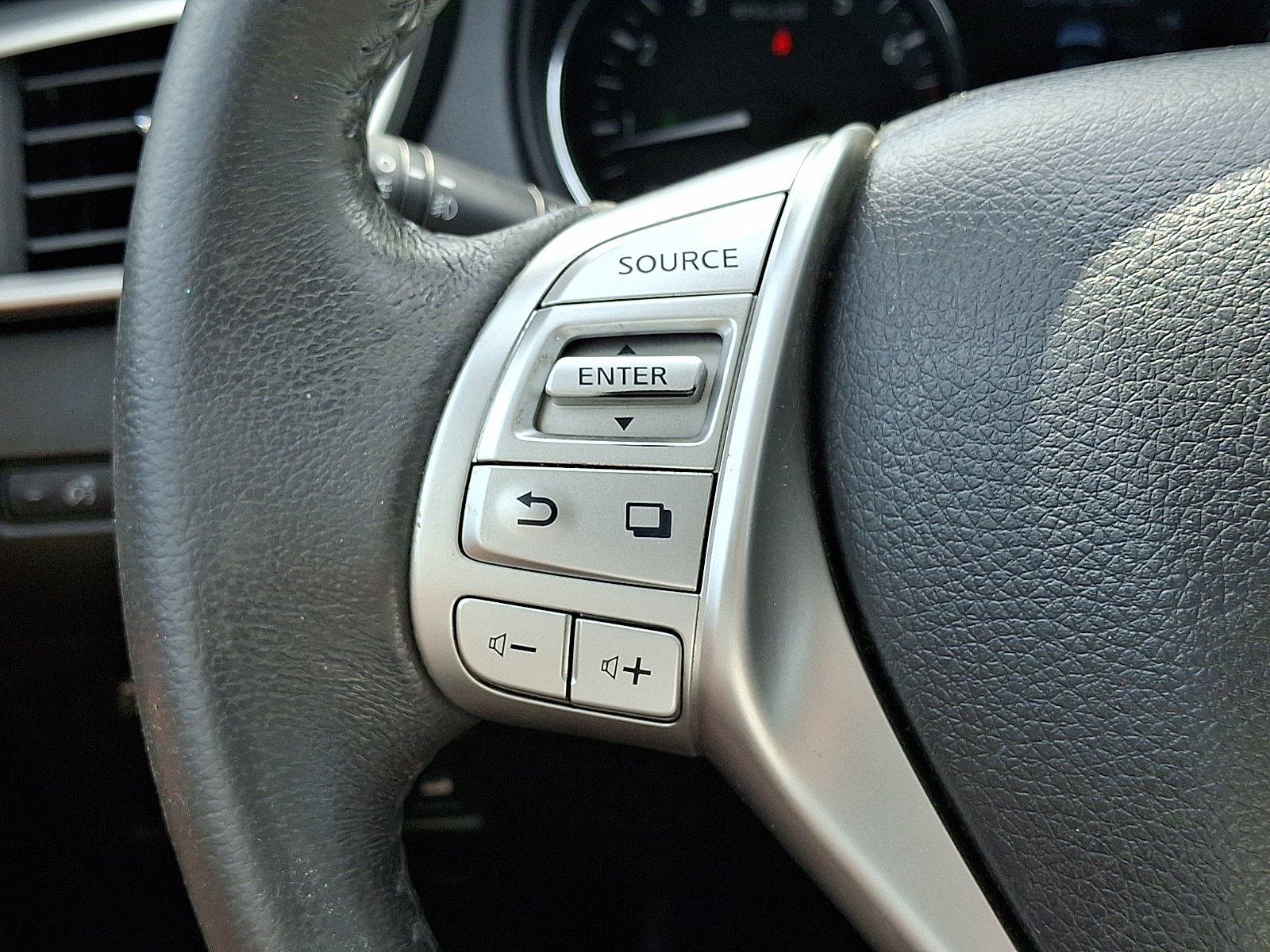 Used 2014 Nissan Rogue SL w/ SL Premium Package AWD/4WD image 23