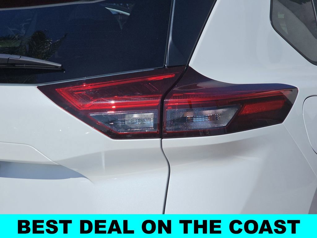 Used 2024 Nissan Rogue SV image 39