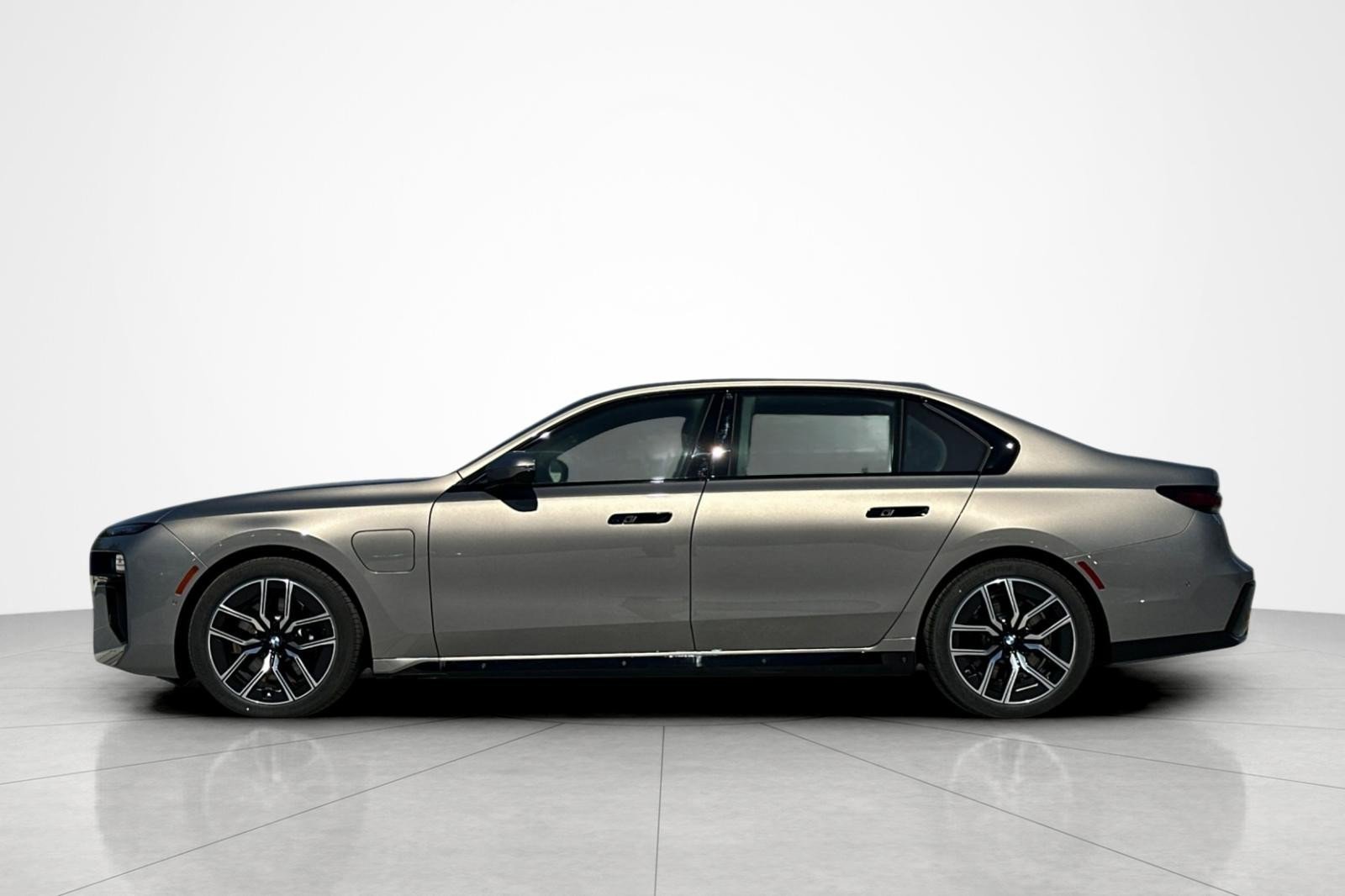 New 2026 BMW 750e xDrive w/ Executive Package AWD/4WD image 2